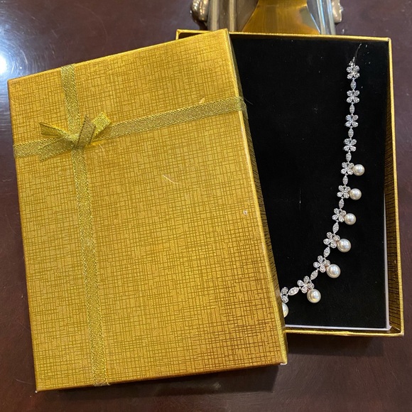 Pearl looking starling silver rhinestone fancy Bride Necklace - Picture 3 of 7